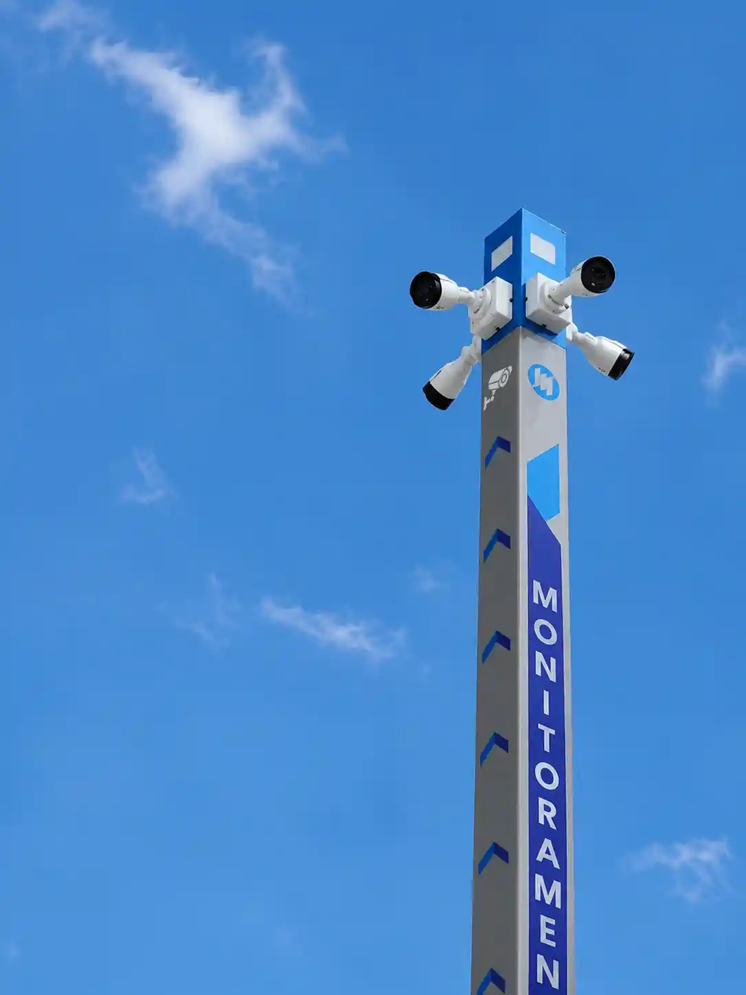 Totem de monitoramento ProtectM com adesivo personalizado na área de comunicação