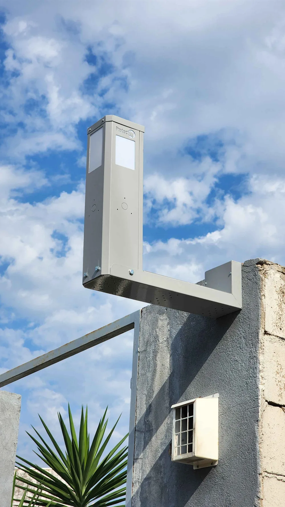 Totem de Parede Slim ProtectM com braço de 50 cm fixado no muro, visor leitoso e câmeras