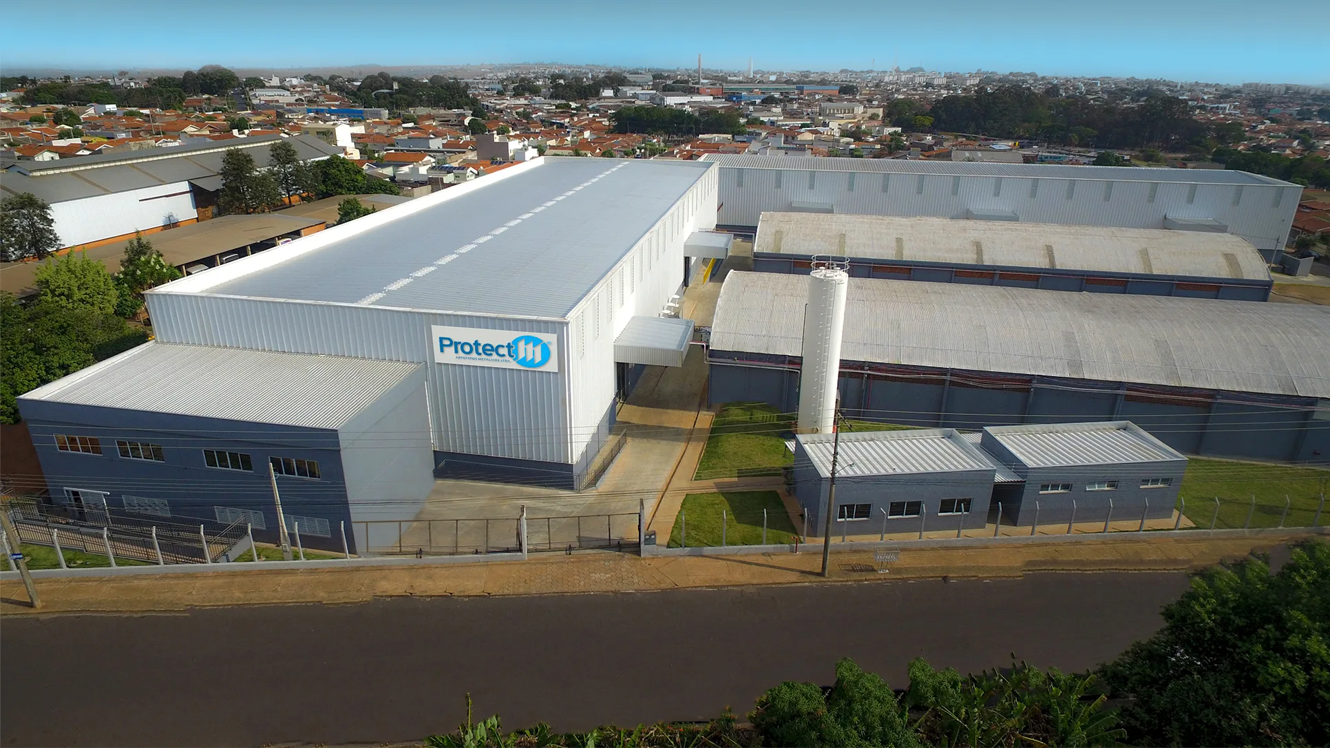 Vista aérea da fábrica da ProtectM Indústria, fabricante de totens de monitoramento em aço
